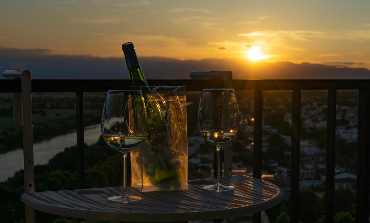 Les Couchers De Soleil A Емпуриабрава Екстериор снимка
